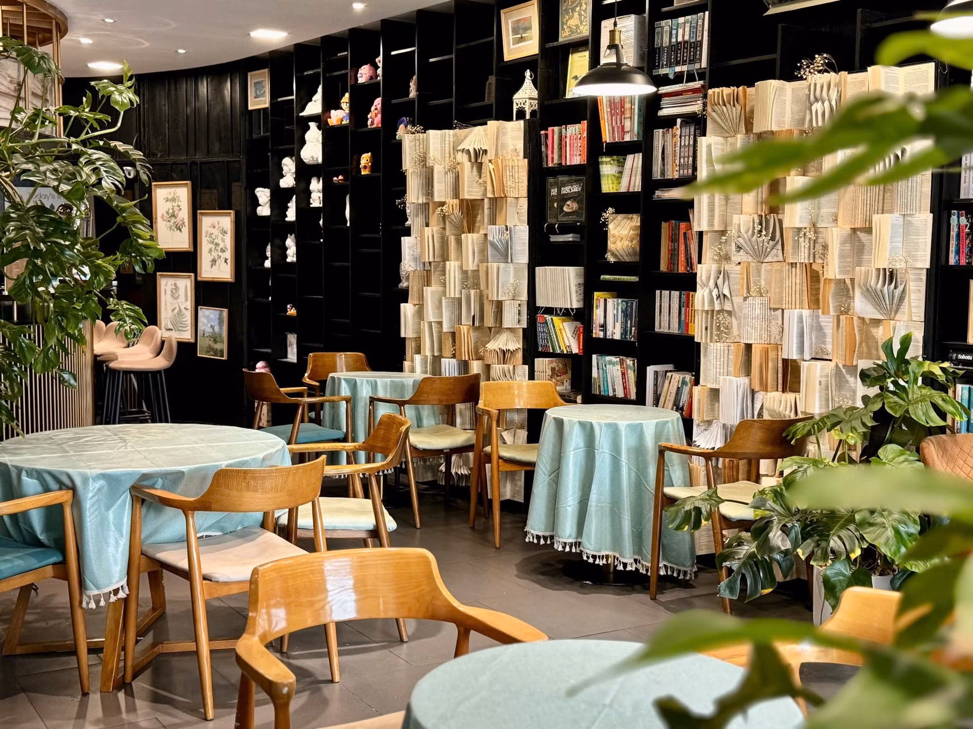 Kh&ocirc;ng gian trưng b&agrave;y s&aacute;ch nghệ thuật tại nh&agrave; s&aacute;ch C&aacute; Ch&eacute;p V&otilde; Văn Tần