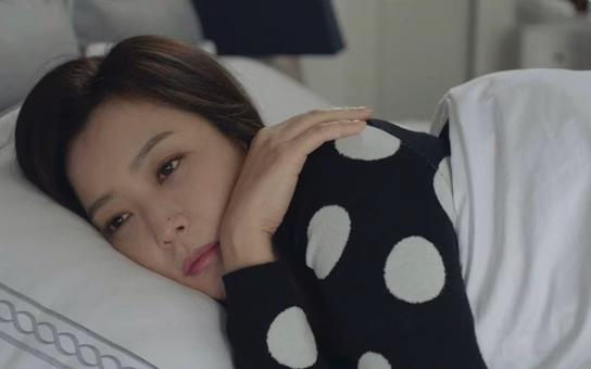 Đứa trẻ kh&oacute;c đ&ograve;i t&igrave;m bảo mẫu