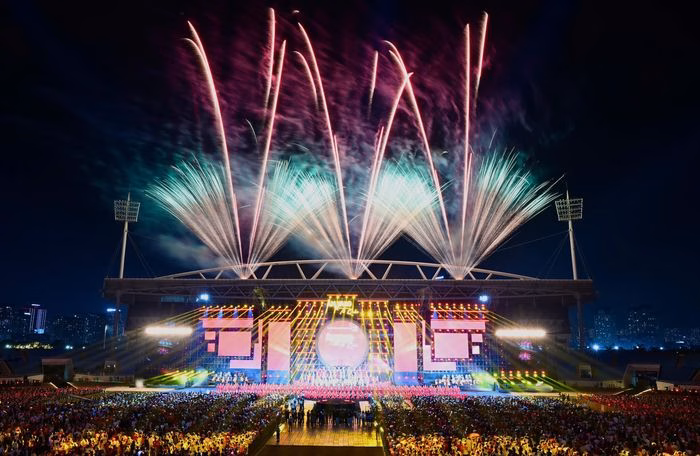 Ph&aacute;o hoa rực rỡ thắp s&aacute;ng bầu trời s&acirc;n vận động quốc gia Mỹ Đ&igrave;nh