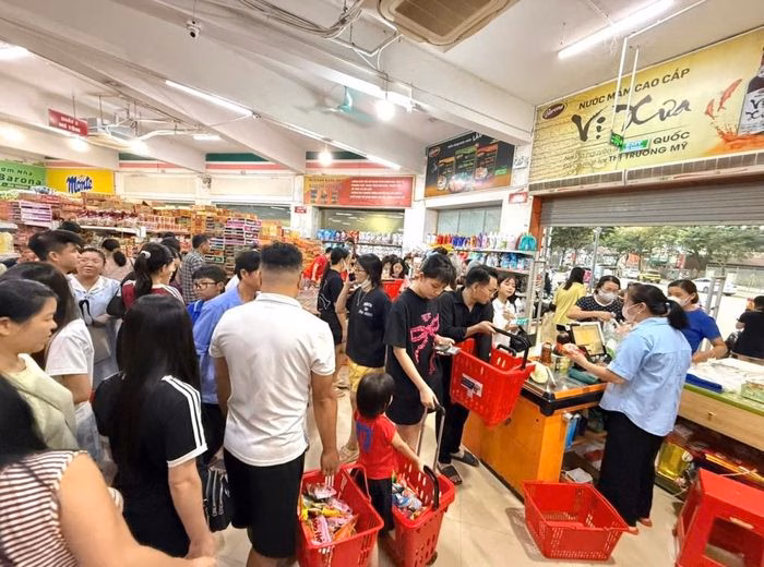 Thị trường b&aacute;n lẻ s&ocirc;i động dịp lễ