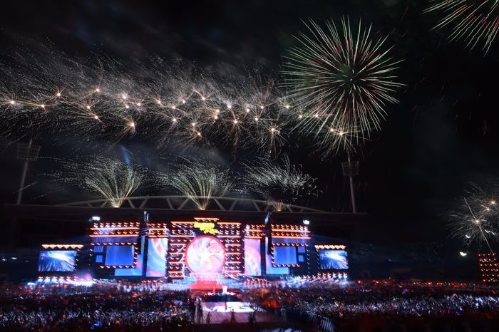 To&agrave;n cảnh s&acirc;n khấu ho&agrave;nh tr&aacute;ng của chương tr&igrave;nh &Acirc;m vang Tổ quốc