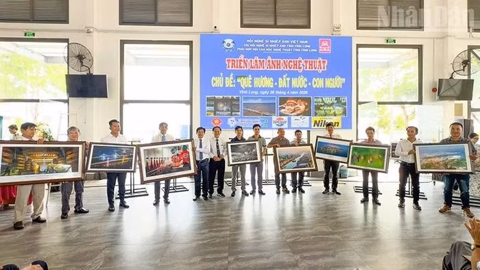 Trao tặng t&aacute;c phẩm ảnh nghệ thuật g&acirc;y quỹ hỗ trợ chi hội nhiếp ảnh