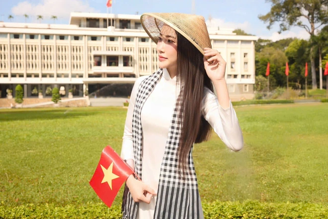 C&aacute;c bạn trẻ mặc &aacute;o d&agrave;i trắng chụp ảnh kỷ niệm tại Dinh Độc Lập