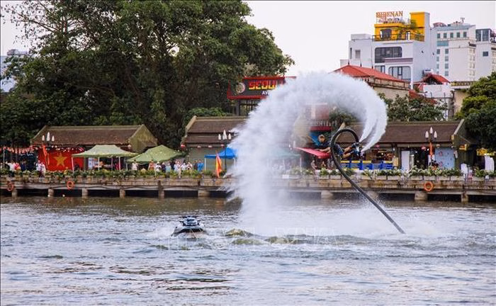 C&aacute;c vận động vi&ecirc;n Flyboard quốc tế biểu diễn tại Ninh B&igrave;nh
