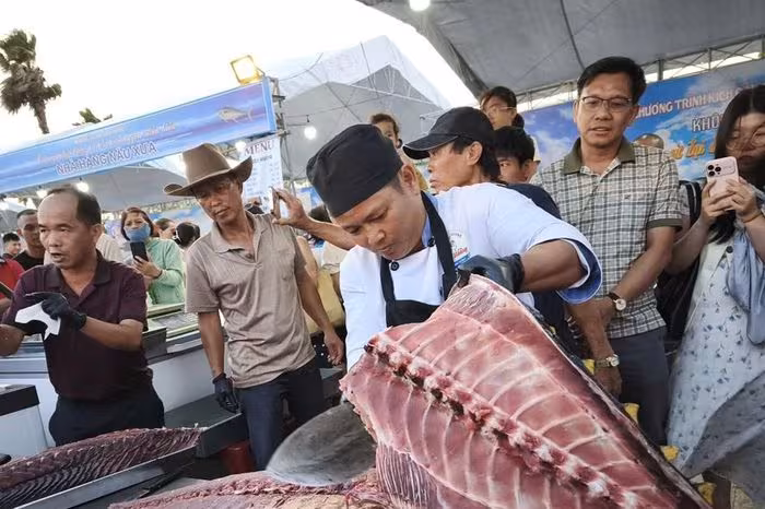 Mãn nhãn màn xẻ cá ngừ đại dương tại ‘sân khấu ẩm thực’ Tuy Hòa