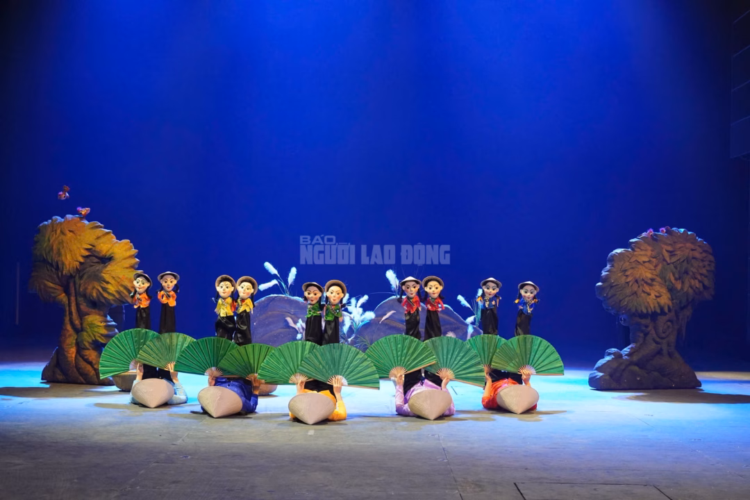 Kh&aacute;n giả thưởng thức m&uacute;a rối