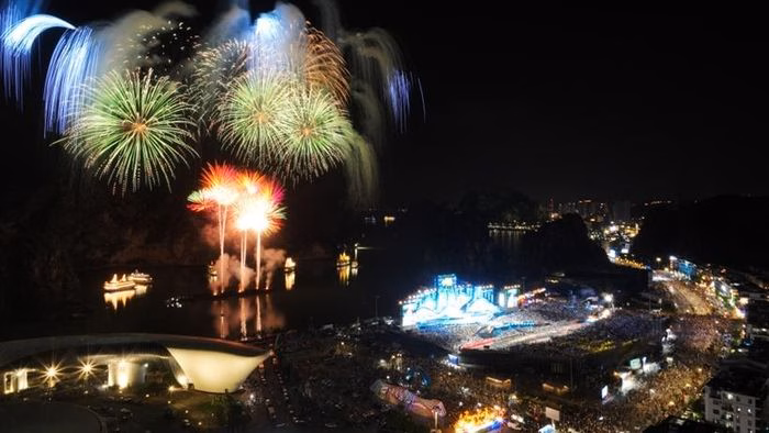 Ph&aacute;o hoa rực rỡ tr&ecirc;n Vịnh Hạ Long đ&ecirc;m Carnaval 2026