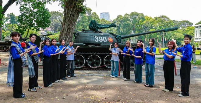 Thanh ni&ecirc;n t&igrave;nh nguyện tham quan di t&iacute;ch lịch sử