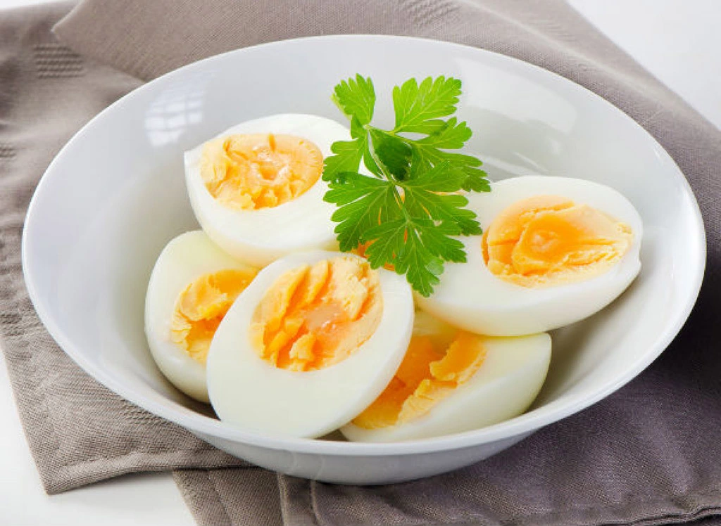 Th&agrave;nh phẩm trứng luộc ho&agrave;n hảo với l&ograve;ng đỏ b&ugrave;i b&eacute;o