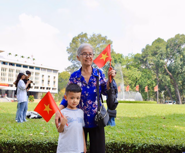 Trẻ em t&igrave;m hiểu lịch sử tại Dinh Độc Lập