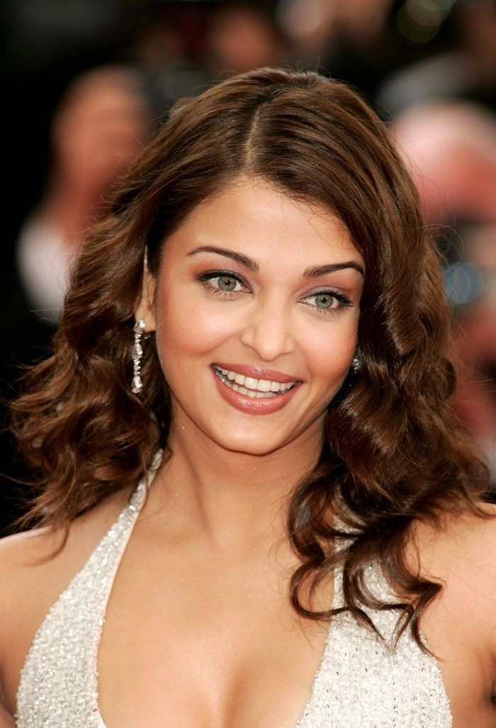 Aishwarya Rai lộng lẫy tr&ecirc;n thảm đỏ Cannes