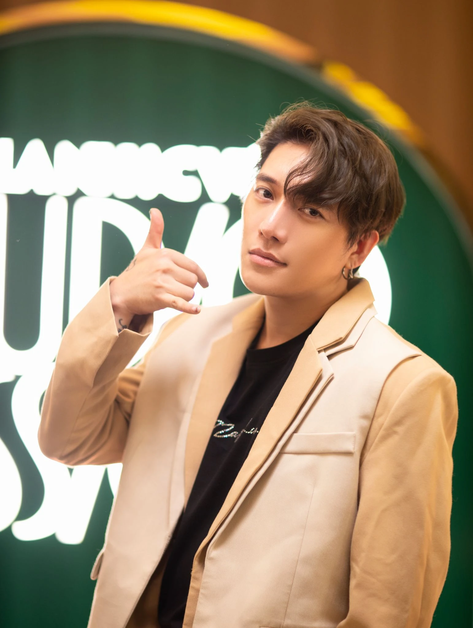 Nhạc sĩ Ch&acirc;u Đăng Khoa giải th&iacute;ch về lời b&agrave;i h&aacute;t tr&ecirc;n trang c&aacute; nh&acirc;n