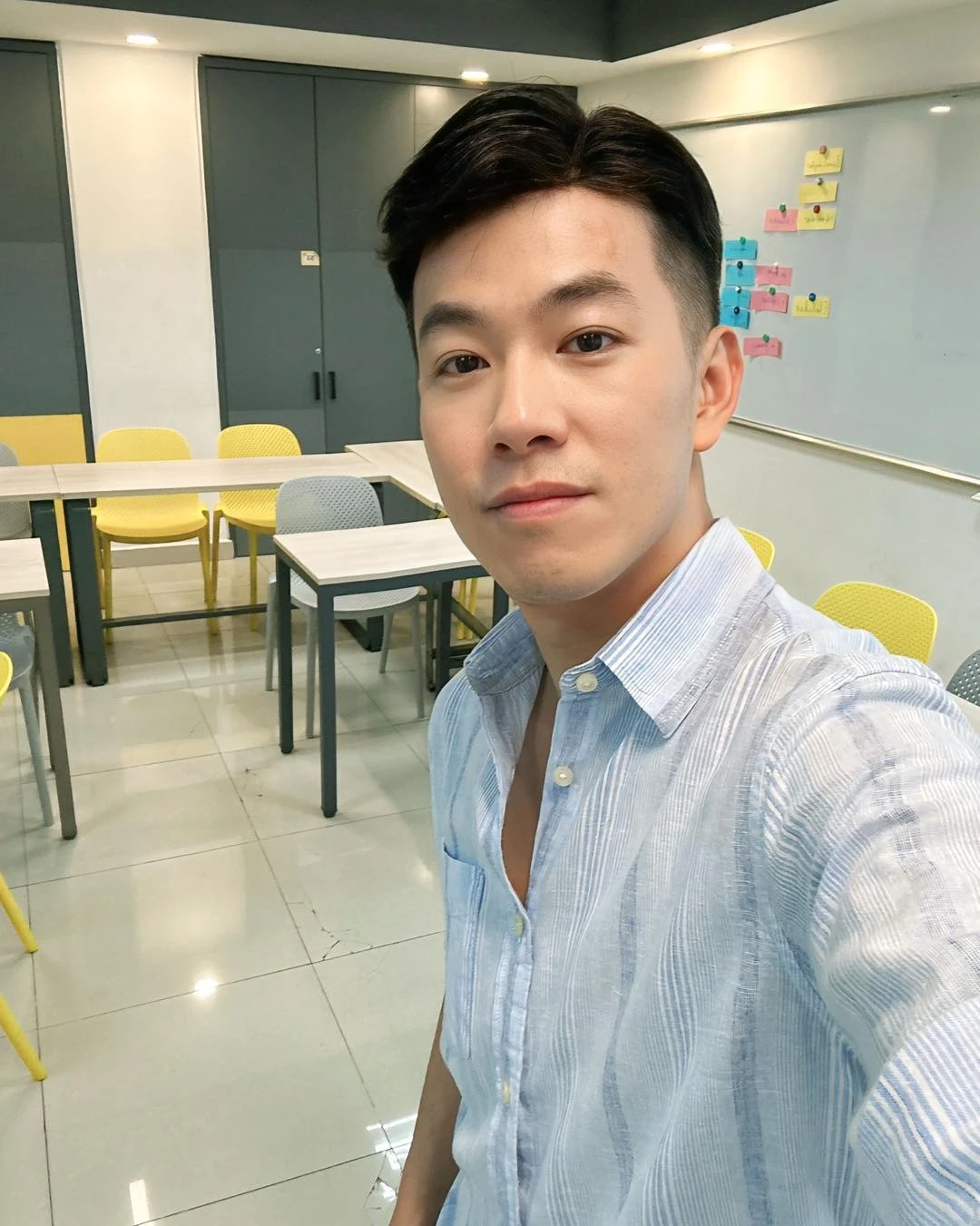 Hồ Trung Dũng trong vai tr&ograve; thầy gi&aacute;o dạy tiếng Đức