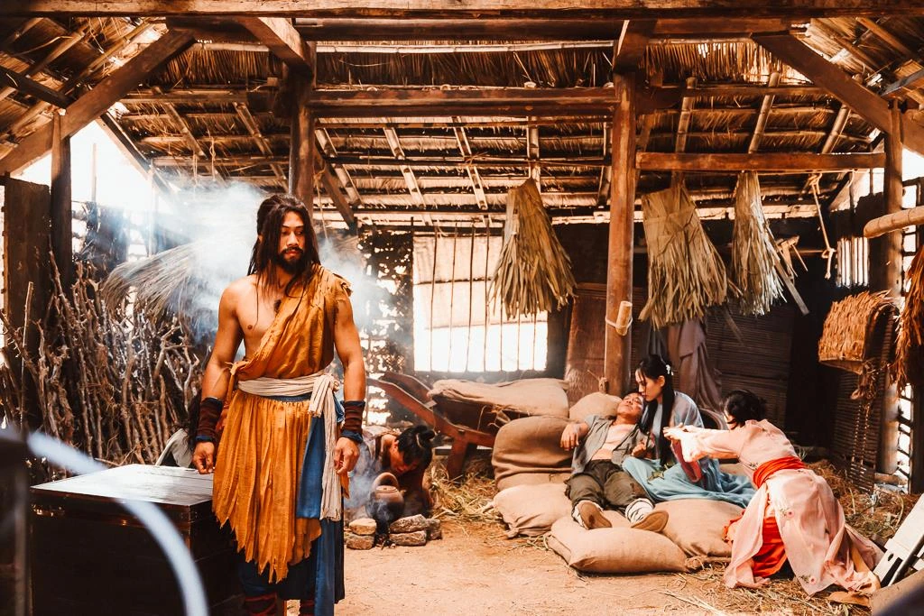 Phương Nam luyện tập v&otilde; thuật v&agrave; song đao cho c&aacute;c ph&acirc;n cảnh h&agrave;nh động trong Tr&ugrave;m S&ograve;