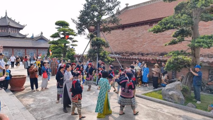 Nh&acirc;n d&acirc;n v&agrave; ch&iacute;nh quyền Đồ Sơn hội tụ trong ng&agrave;y Giỗ Tổ H&ugrave;ng Vương