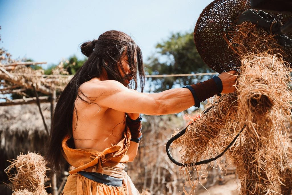 Vẻ ngo&agrave;i kh&ocirc;ng l&yacute; tưởng h&oacute;a của nh&acirc;n vật T&ocirc;m H&ugrave;m gi&uacute;p phim Tr&ugrave;m S&ograve; gần gũi hơn