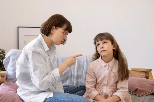 Việc thường xuy&ecirc;n qu&aacute;t mắng khiến trẻ căng thẳng v&agrave; k&igrave;m h&atilde;m sự ph&aacute;t triển tư duy