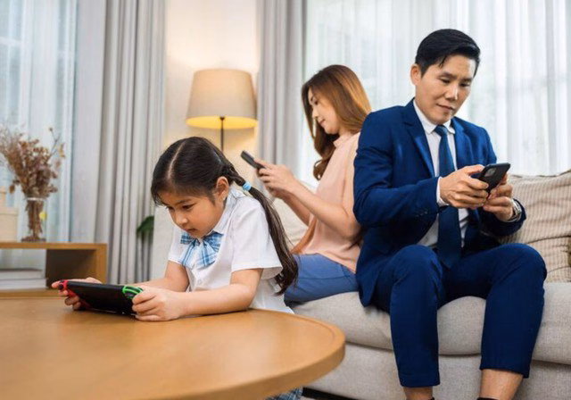 Vận động thể chất c&ugrave;ng cha mẹ gi&uacute;p k&iacute;ch th&iacute;ch ph&aacute;t triển n&atilde;o bộ to&agrave;n diện cho trẻ