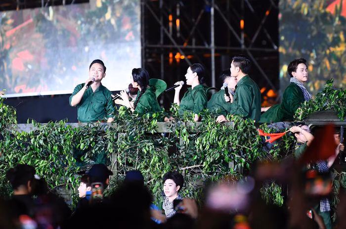 Tiết mục li&ecirc;n kh&uacute;c T&igrave;nh em - C&ocirc; g&aacute;i mở đường - Đường Trường Sơn xe anh qua