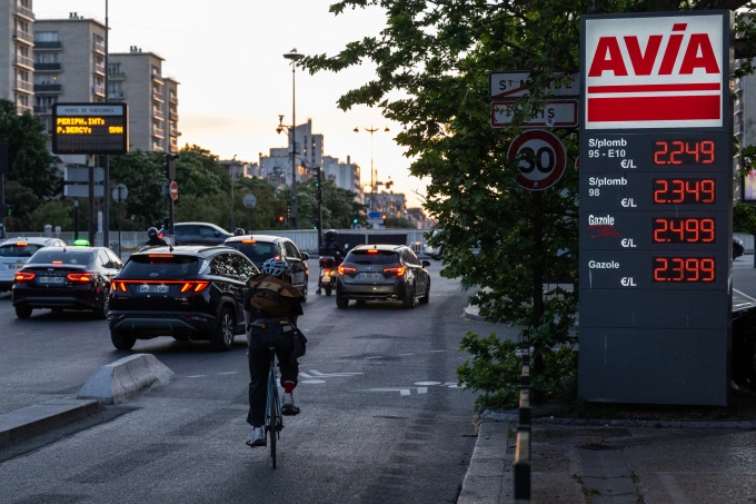 Bảng gi&aacute; nhi&ecirc;n liệu tăng cao tại Ph&aacute;p do xung đột Trung Đ&ocirc;ng