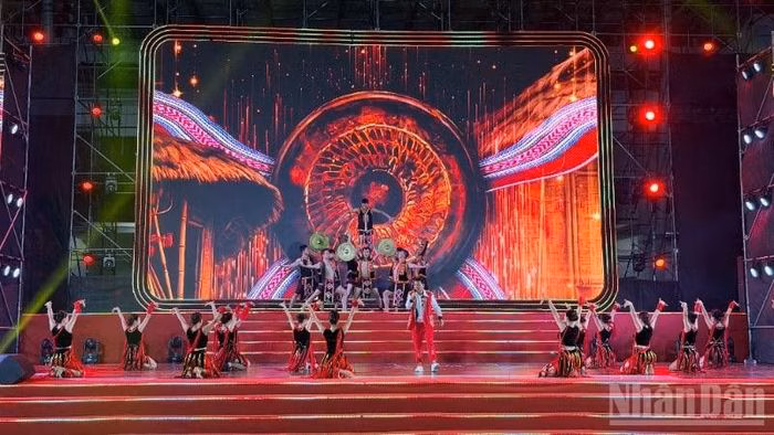 Biểu diễn cồng chi&ecirc;ng T&acirc;y Nguy&ecirc;n trong lễ khai mạc du lịch L&acirc;m Đồng