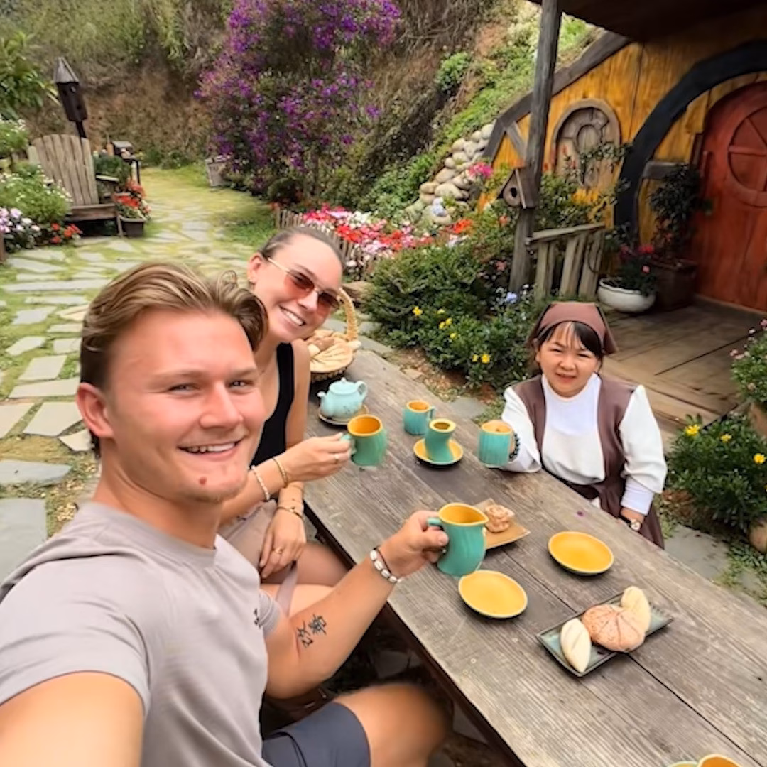 Du kh&aacute;ch Anh Hudson Lawrence tr&ograve; chuyện c&ugrave;ng cư d&acirc;n l&agrave;ng t&iacute; hon