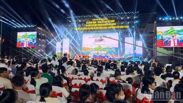 Du kh&aacute;ch tham dự sự kiện du lịch h&egrave; tại L&acirc;m Đồng