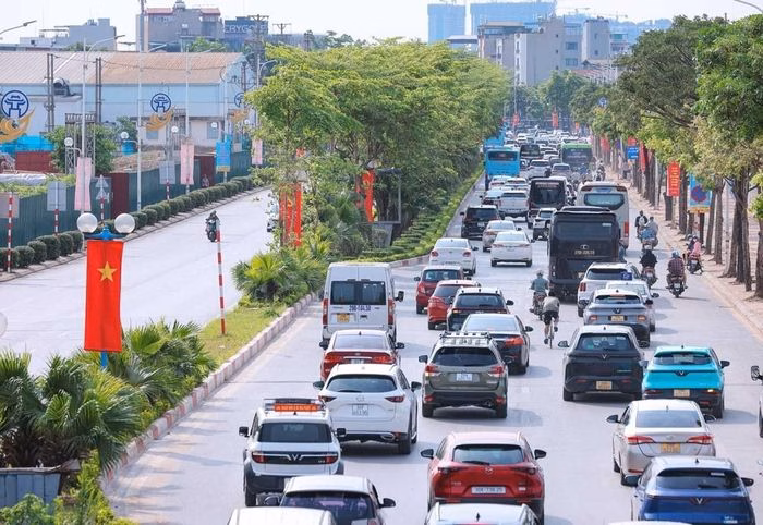 Giao th&ocirc;ng đ&ocirc;ng đ&uacute;c tr&ecirc;n đường Cổ Linh hướng ra ngoại th&agrave;nh H&agrave; Nội