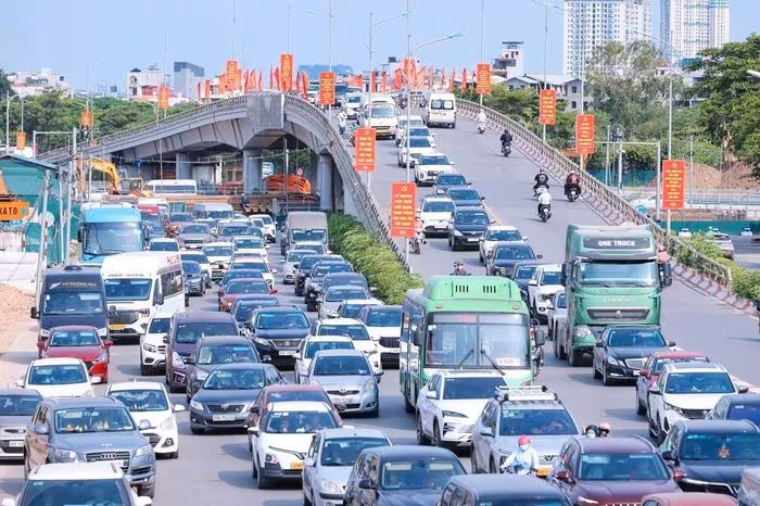 Hà Nội “vắng bóng” người: Dòng người hối hả rời Thủ đô ngày đầu lễ 30/4 – 1/5