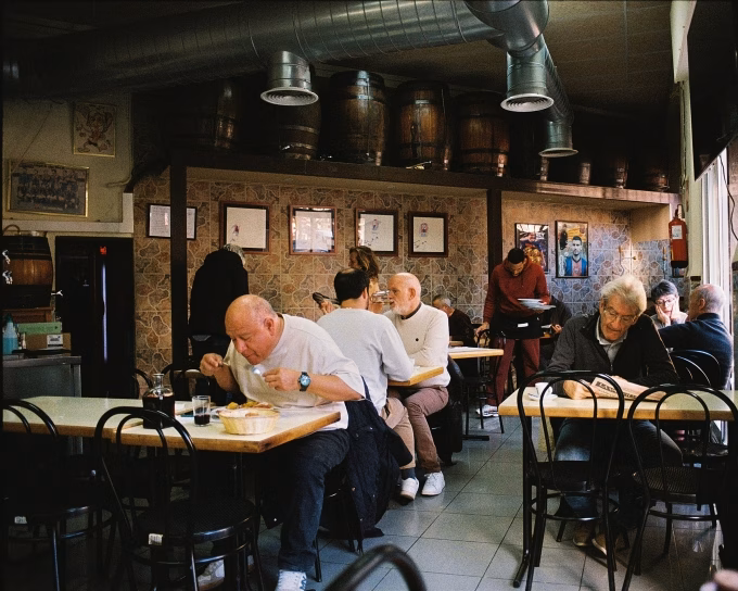 Kh&aacute;ch h&agrave;ng thắt chặt chi ti&ecirc;u tại một nh&agrave; h&agrave;ng ở Barcelona, T&acirc;y Ban Nha