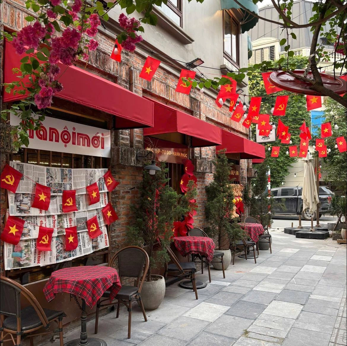 Kh&ocirc;ng gian l&agrave;ng qu&ecirc; Bắc Bộ với d&atilde;y cờ đỏ rực rỡ tại The Cozy Village