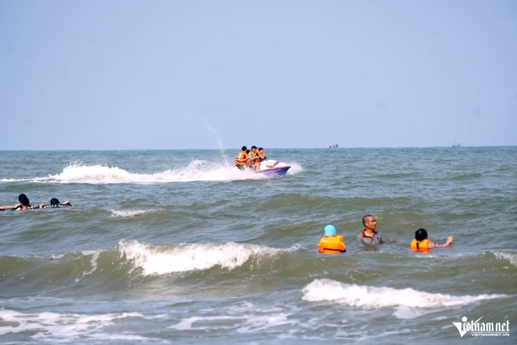 Một m&ocirc; t&ocirc; chở 3 đến 4 người