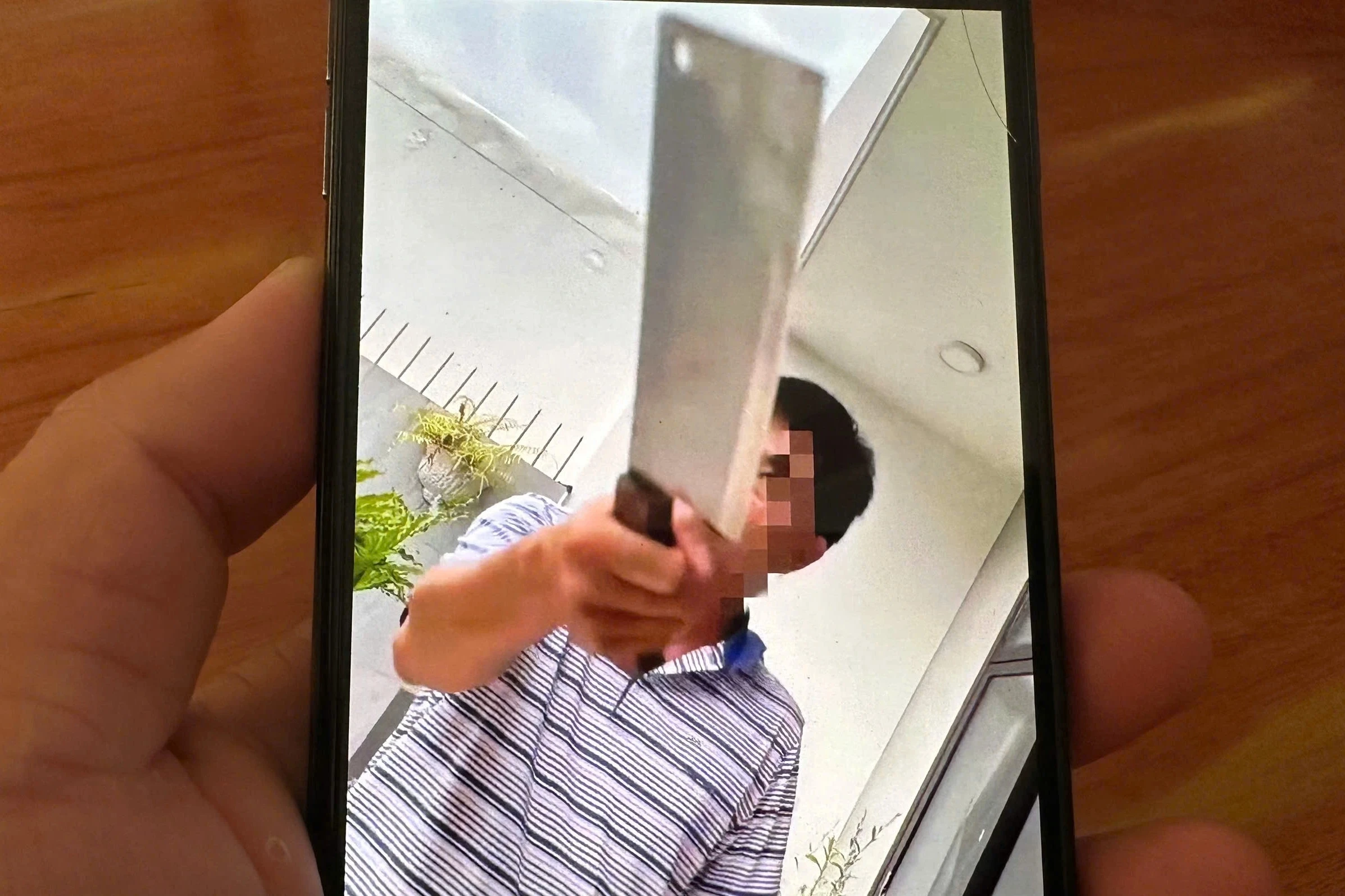 H&igrave;nh ảnh người đ&agrave;n &ocirc;ng cầm dao đe dọa thợ sửa kh&oacute;a tại TP.HCM