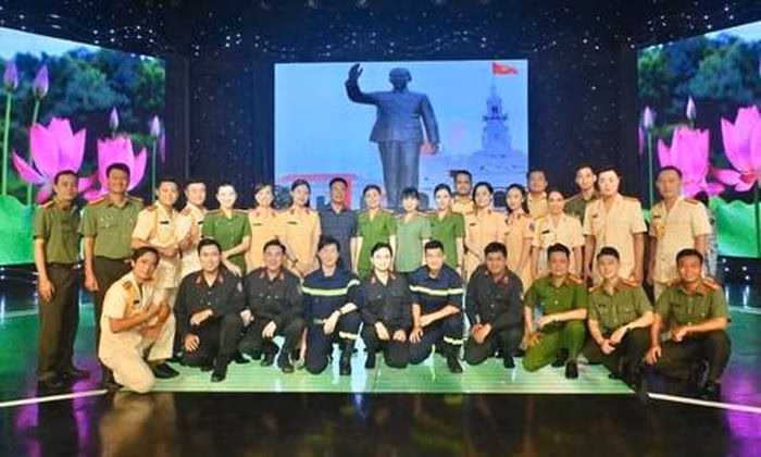 Nhạc sĩ Phạm Tiến Dũng c&ugrave;ng tốp ca C&ocirc;ng an TPHCM