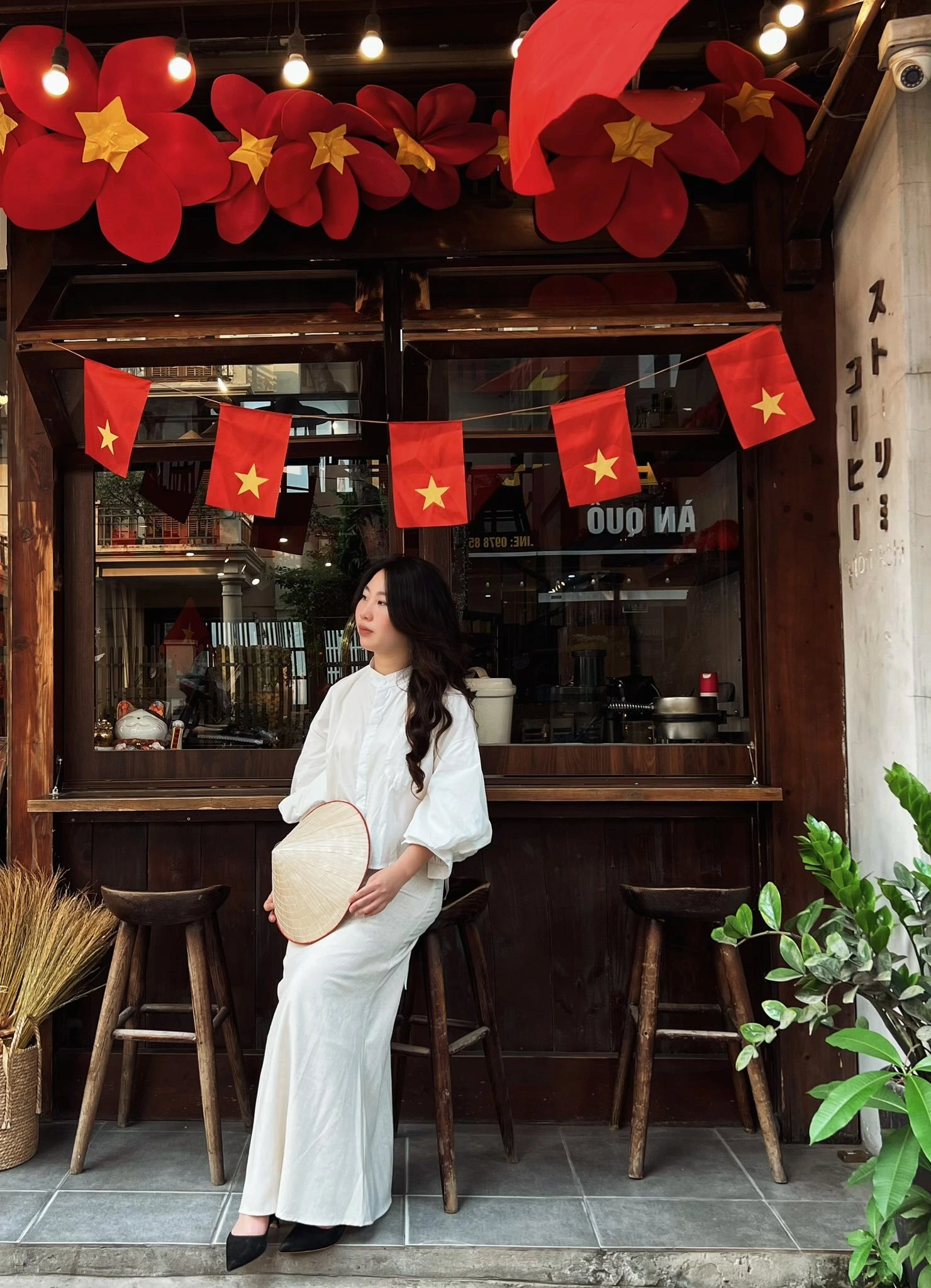 Kh&ocirc;ng gian Nhật Bản tối giản điểm xuyết cờ đỏ sao v&agrave;ng tại Sutori Kohi