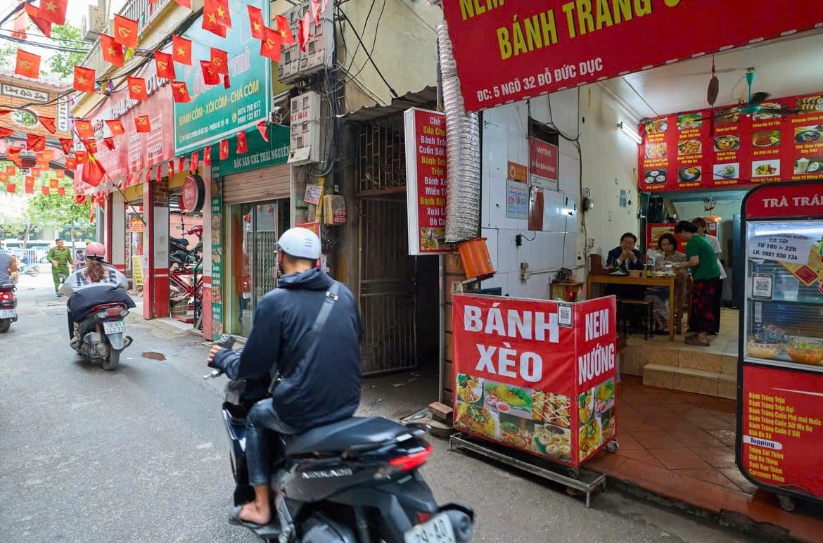 Phu nh&acirc;n Kim Hae Kyung thử đổ b&aacute;nh x&egrave;o tại phố Đỗ Đức Dục