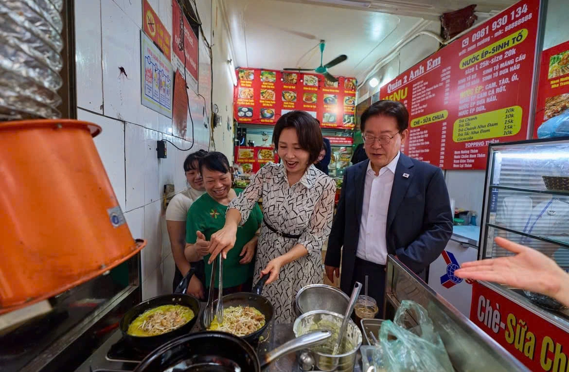 Phu nh&acirc;n Kim Hae Kyung cười rạng rỡ khi đổ b&aacute;nh x&egrave;o