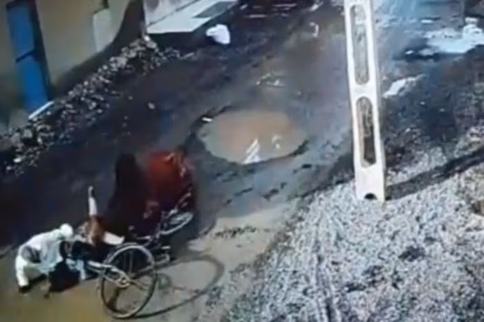 Thót tim khoảnh khắc bò đực hung hãn tấn công người đi đường tại Ấn Độ