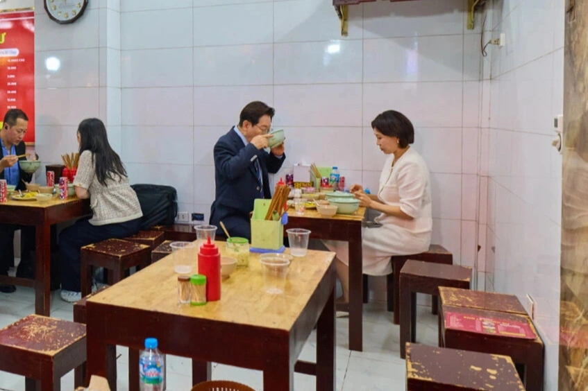 Tổng thống H&agrave;n Quốc thưởng thức phở H&agrave; Nội