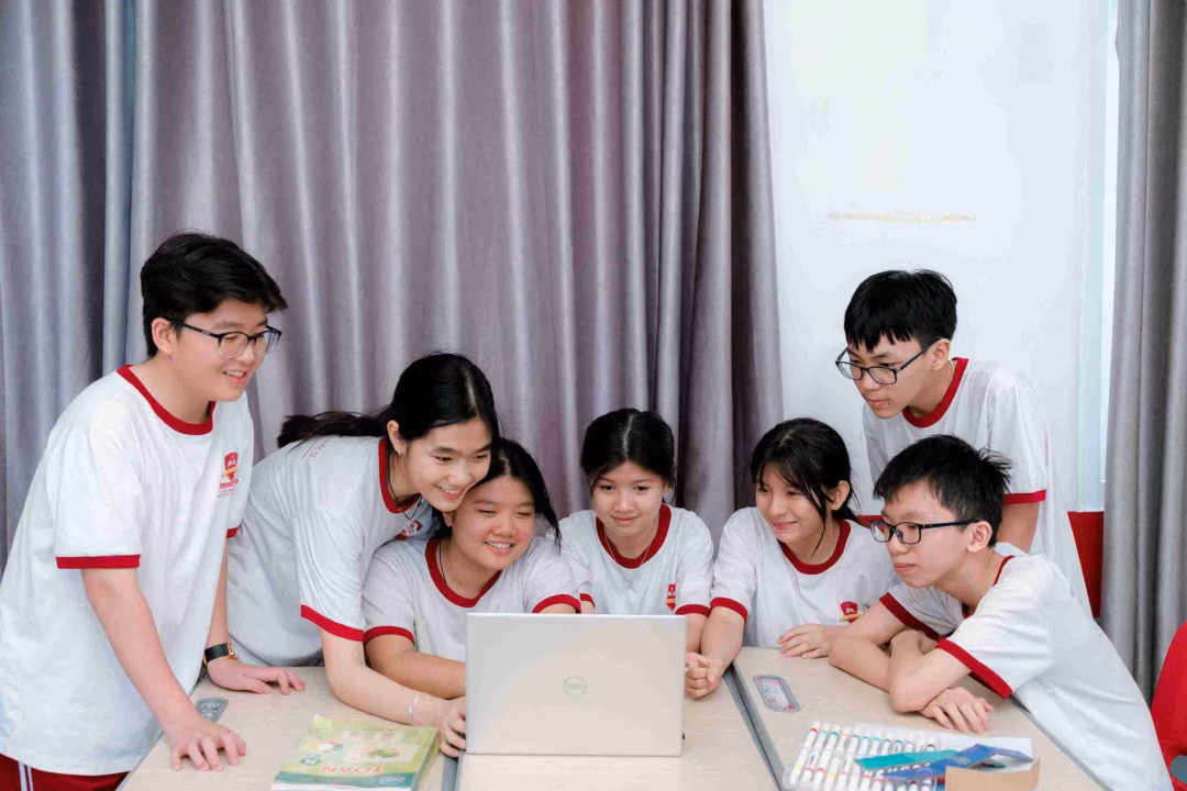 Học sinh thực h&agrave;nh với c&ocirc;ng cụ AI tại trường iSchool Ninh Thuận