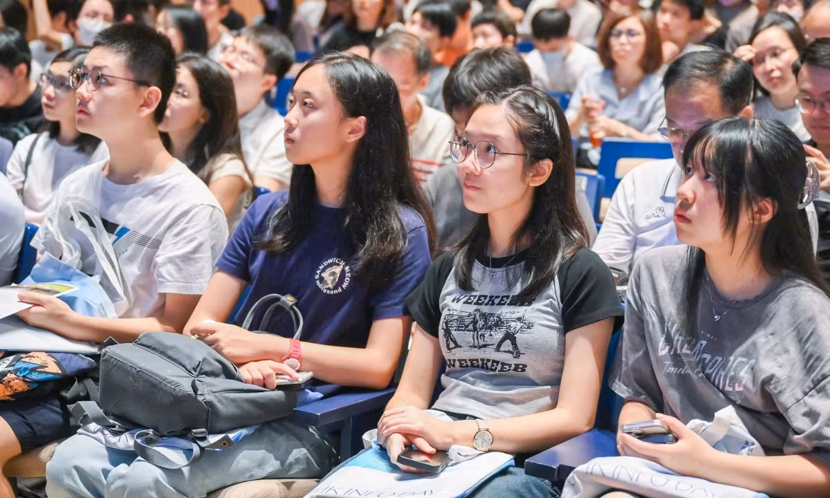 Vì sao du học sinh Trung Quốc dần rời bỏ Mỹ để chọn Anh và Hong Kong?