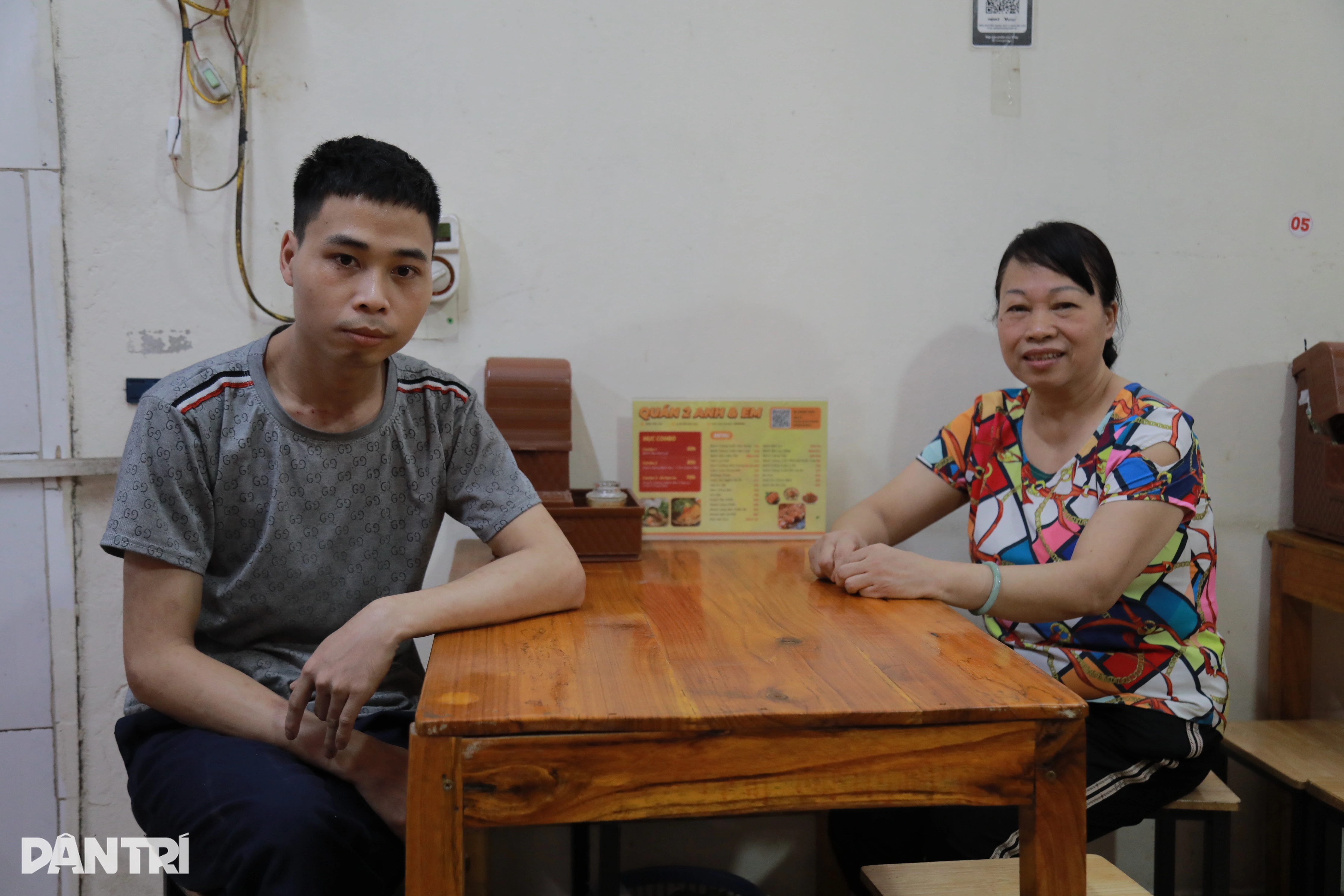 Chiếc b&agrave;n nơi Tổng thống H&agrave;n Quốc d&ugrave;ng bữa