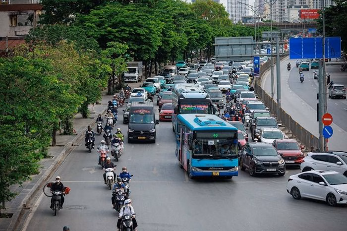 Xe cộ di chuyển d&agrave;y đặc tr&ecirc;n đường Giải Ph&oacute;ng rời trung t&acirc;m H&agrave; Nội