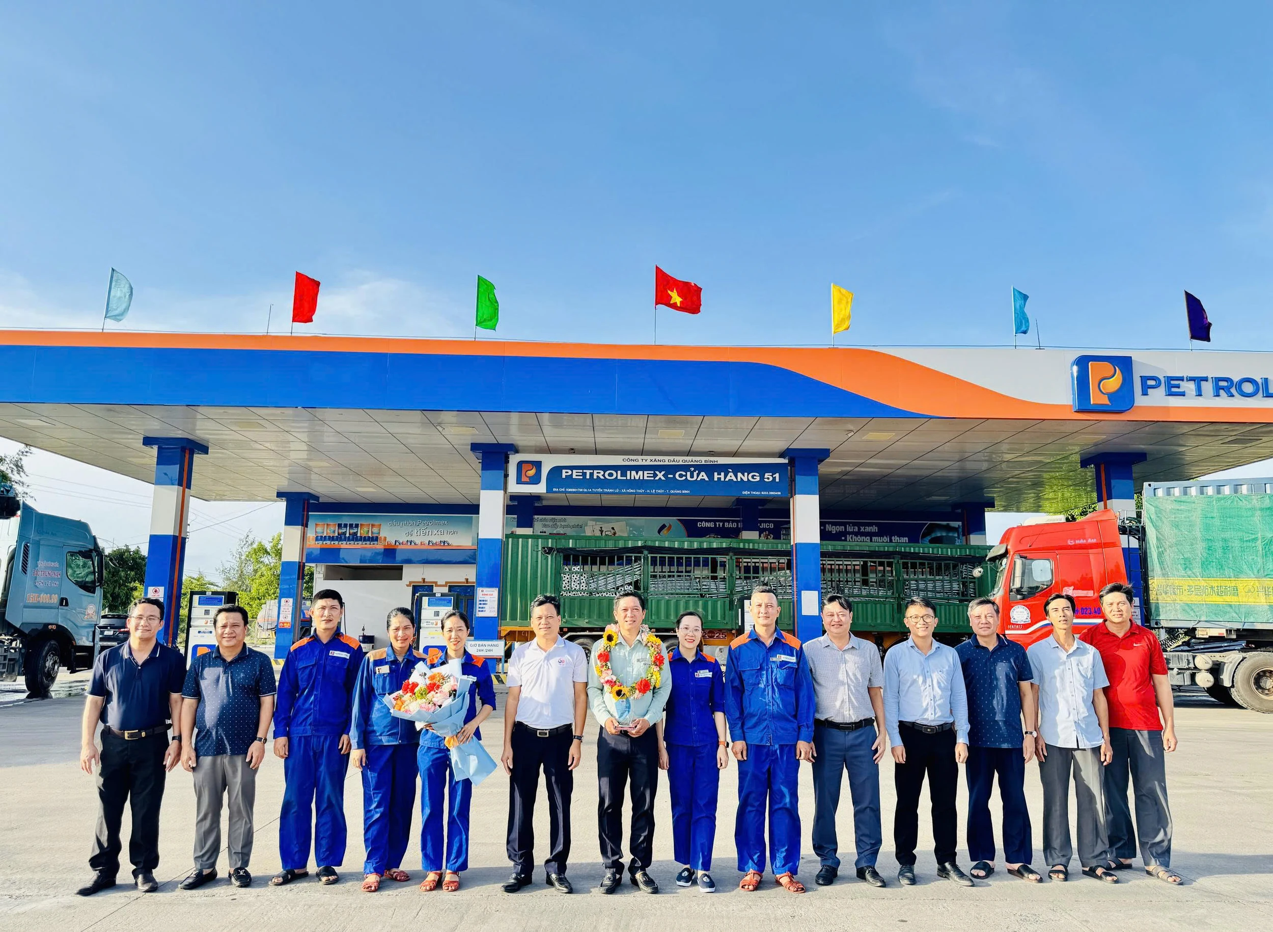 Công ty Xăng dầu Quảng Bình: 55 năm phát triển và hiện đại hóa Công ty Xăng dầu Quảng Bình tổ chức vinh danh cửa hàng xuất sắc tiêu biểu - Ảnh Q.N