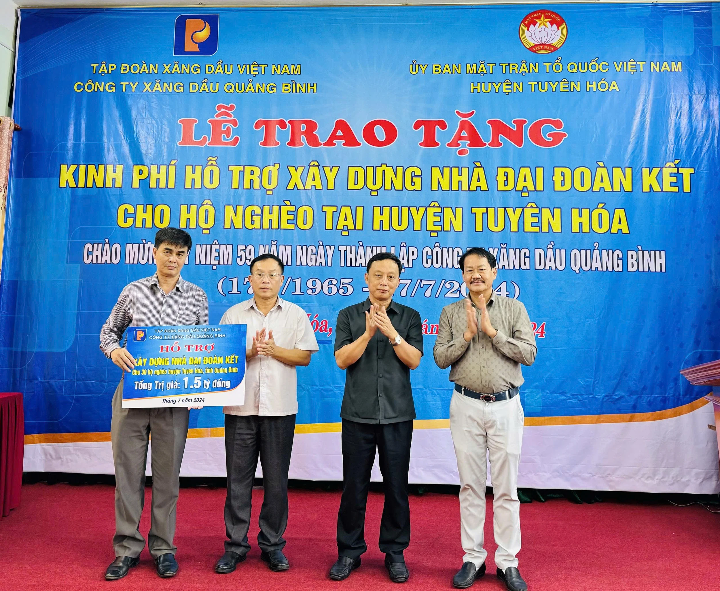 Công ty Xăng dầu Quảng Bình: 55 năm phát triển và hiện đại hóa Công ty Xăng dầu Quảng Bình hỗ trợ xây nhà “Đại đoàn kết” cho hộ nghèo - Ảnh Q.N.