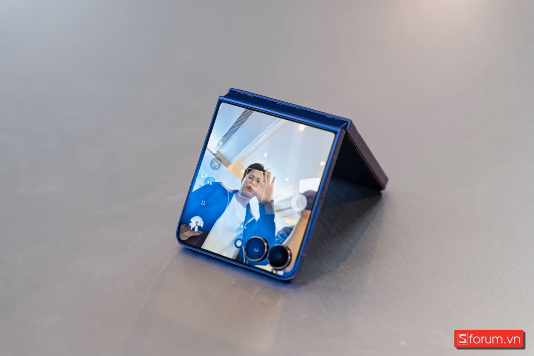Galaxy Z Flip7 với tính năng Auto Zoom: Quay video chuyên nghiệp chỉ trong tầm tay Auto Zoom là gì và hoạt động thế nào?