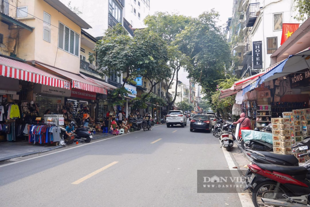 Phố cổ Hà Nội nhộn nhịp trở lại khi loạt cửa hàng thời trang mở cửa Tương tự tại phố Hàng Dầu, "thiên đường" của các loại giày dép, nhiều cửa hàng sau 1 tháng đóng cửa cũng đã mở bán trở lại.