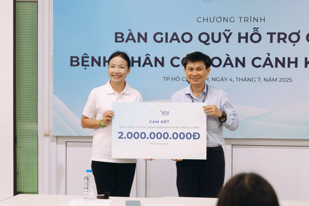 Bà Phạm Thị Thủy (trái) - Phó tổng giám đốc VOI trao Quỹ hỗ trợ bệnh nhân có hoàn cảnh khó khăn cho Thạc sĩ Lê Minh Hiển (phải) - Trưởng Phòng Công tác xã hội Bệnh viện Chợ Rẫy.