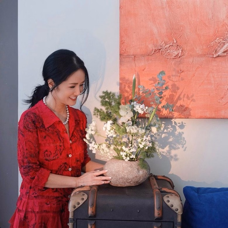 Hồng Nhung chia sẻ không gian sân thượng penthouse: Nơi vun vén hạnh phúc và niềm vui Thực tế, Hồng Nhung trồng khá nhiều loại hoa trong khu vườn trên cao của mình. Cô từng khoe khung cảnh khu vườn làm ai nấy trầm trồ khi trông rất xinh đẹp, bình yên.