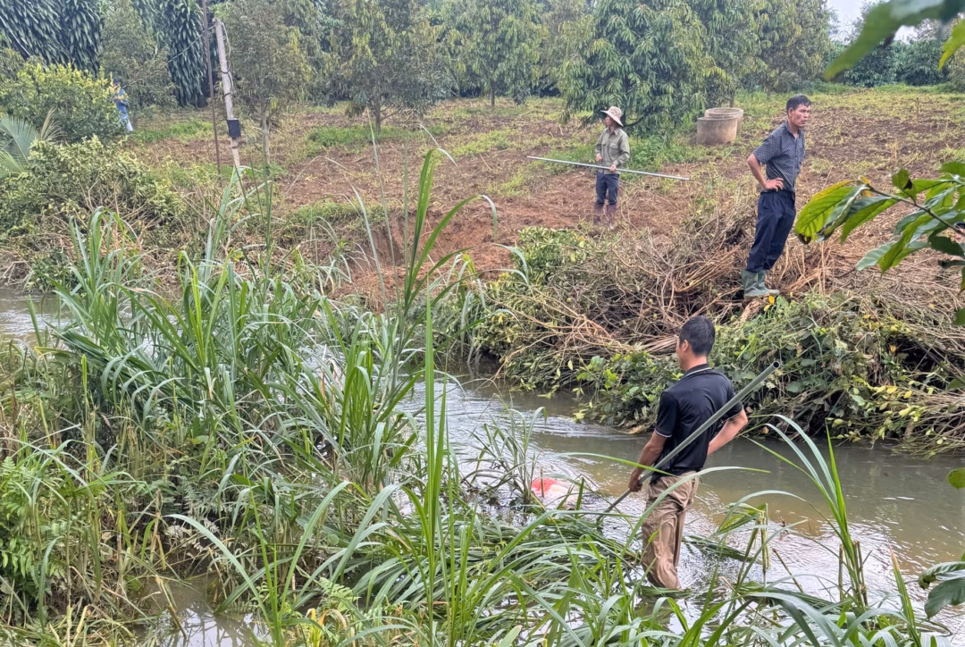 Vào khoảng 9 giờ 10 phút ngày 1/8, thi thể bà V. được tìm thấy dưới suối, cách cầu sắt ông Mỹ (Thôn 6, xã Hòa Bắc) khoảng 200 mét